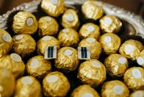 Caramelos de primer plano en papel dorado - foto de stock