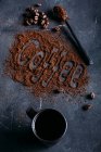 Granos de café y café molido en oscuro - foto de stock