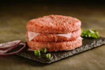 Ingredienti crudi per un hamburger gourmet — Foto stock