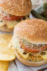 Veganer Burger mit Quinoa, Tomaten und Sprossen — Stockfoto