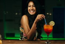 Femme avec cocktail au bar — Photo de stock