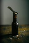 Bouteille de bière froide sur sombre — Photo de stock