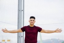 Sportlicher junger Mann posiert in gehockter Haltung — Stockfoto