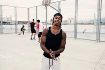 Muscular hombre negro en baloncesto campo de deportes - foto de stock