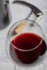 Vin rouge et verre sur table en marbre — Photo de stock