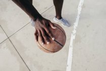 Cultivo hombre con baloncesto - foto de stock