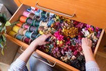 Woman in craft shop choosing flowers — Stock Photo