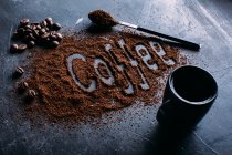 Chicchi di caffè e caffè macinato — Foto stock