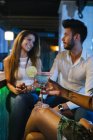 Menschen trinken in Bar — Stockfoto