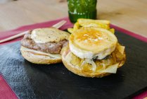 Sabrosa hamburguesa incompleta - foto de stock