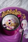 Йогурт с ягодами в чашке — стоковое фото