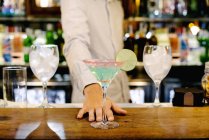Hand of bartender with cocktail — Stock Photo