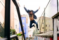 Хипстерский человек в прыжке — стоковое фото