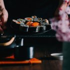 Суши подаются на деревянном столе — стоковое фото
