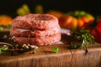 Ingredientes crus de um hambúrguer gourmet — Fotografia de Stock