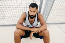 Sportlicher Mann posiert in Kniebeuge — Stockfoto