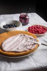 Preparação de bolo de bagas com cobertura de iogurte — Fotografia de Stock