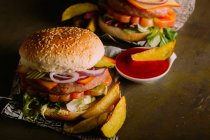 Burger gastronomique sur noir — Photo de stock