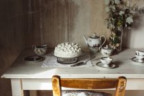 Bolo de merengue, na mesa — Fotografia de Stock