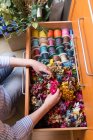 Donna in negozio di artigianato scegliendo fiori — Foto stock
