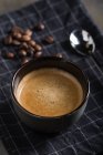 Tasse de café sur sombre — Photo de stock
