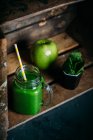 Зеленый детоксикационный коктейль — стоковое фото