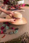 Земледелец украшает шляпу цветами — стоковое фото