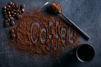 Слово Кава написана з кавою — стокове фото