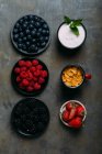 Bayas, yogur y cereales - foto de stock