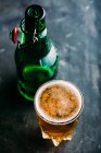 Bicchiere di birra su buio — Foto stock