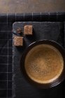Café sobre fondo oscuro - foto de stock