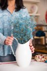 Smiling woman posing with vase — Stock Photo