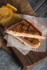 Sándwich de jamón y queso a la parrilla - foto de stock
