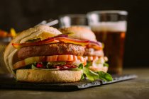 Hamburger gourmet al buio — Foto stock