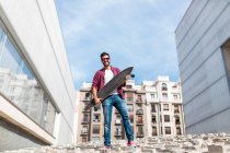 Stylischer Mann posiert mit Longboard — Stockfoto