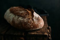 Pão rústico em escuro — Fotografia de Stock