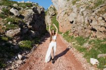 Mädchen posiert auf Bergwanderweg — Stockfoto