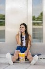 Весела дівчина позує з попкорном — стокове фото