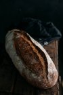 Rustikales Brot auf dunklem — Stockfoto