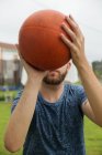 Anonymer Mann bereit zum Ballwurf — Stockfoto