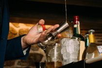 Barman preparando cócteles en el pub - foto de stock