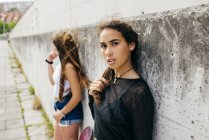 Adolescente com amigo posando fora — Fotografia de Stock