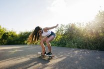 Teen equitazione skateboard alla luce del sole — Foto stock