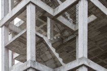 Vista ad alto angolo di edificio incompiuto con scale in cemento — Foto stock