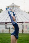 Веселая гимнастка, растянувшаяся на верёвке — стоковое фото