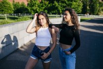 Les filles confiantes à la mode dans la rue — Photo de stock
