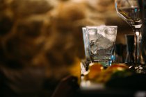 Cocktailgläser im Pub — Stockfoto