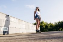 Adolescent équitation skateboard — Photo de stock