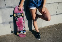 Ernte Mädchen posiert mit alten Skate — Stockfoto