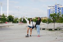 Модні дівчата на скейтбордах — стокове фото